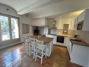 Réfrigérateur, micro-ondes, four, plaque de cuisson