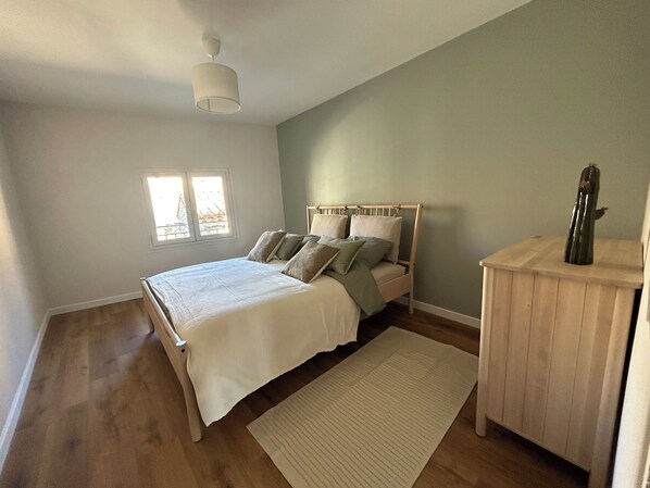 A bedroom with a bed, a nightstand, a lamp, a window, and a cactus. - Maison pic Saint Loup (Viols-le-Fort)