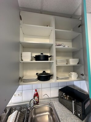 Fridge, microwave, oven, stovetop - Apartment Flixi I - Doppelzimmer für Zwei Personen mit Gemeinschaftsflächen (Nordhorn)