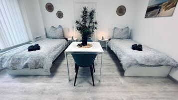 1 slaapkamer, een strijkplank/strijkijzer, wifi, beddengoed