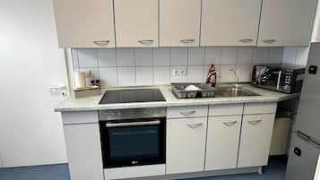 Een koelkast, een magnetron, een oven, een kookplaat