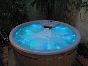 Outdoor spa tub - Maison Typiquement Bordelaise en Centre Ville Avec Jacuzzi (Bordeaux)