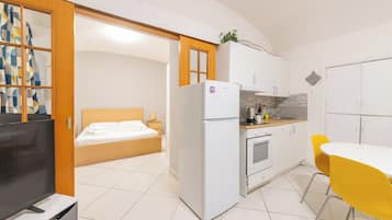 Frigorifero, forno, piano cottura, macchina per tè/caffè