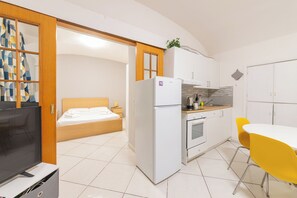 Fridge, oven, stovetop, coffee/tea maker - Accogliente Appartamento in Area Tranquilla a 10 Minuti di Metro dal Colosseo (Roma)