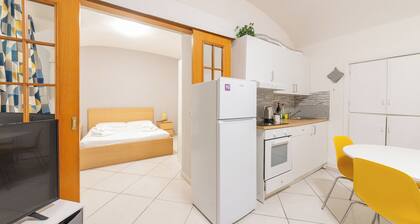 Accogliente Appartamento in Area Tranquilla a 10 Minuti di Metro dal Colosseo