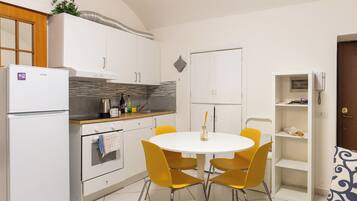 Fridge, oven, stovetop, coffee/tea maker