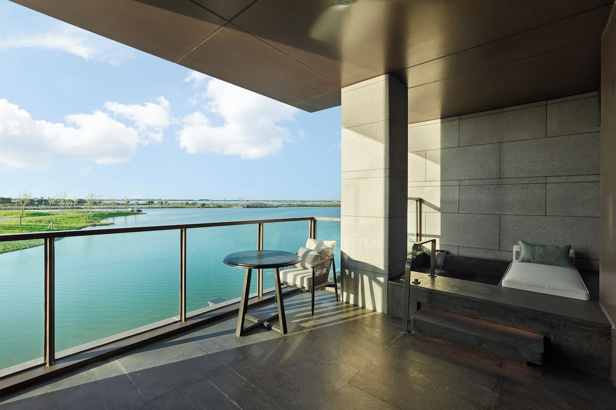 1 bedroom, premium bedding, free minibar items, soundproofing