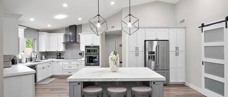 冷蔵庫、電子レンジ、オーブン、コンロ