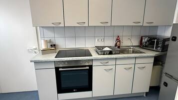 Een koelkast, een magnetron, een oven, een kookplaat