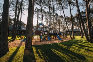 Zona de juegos infantil al aire libre