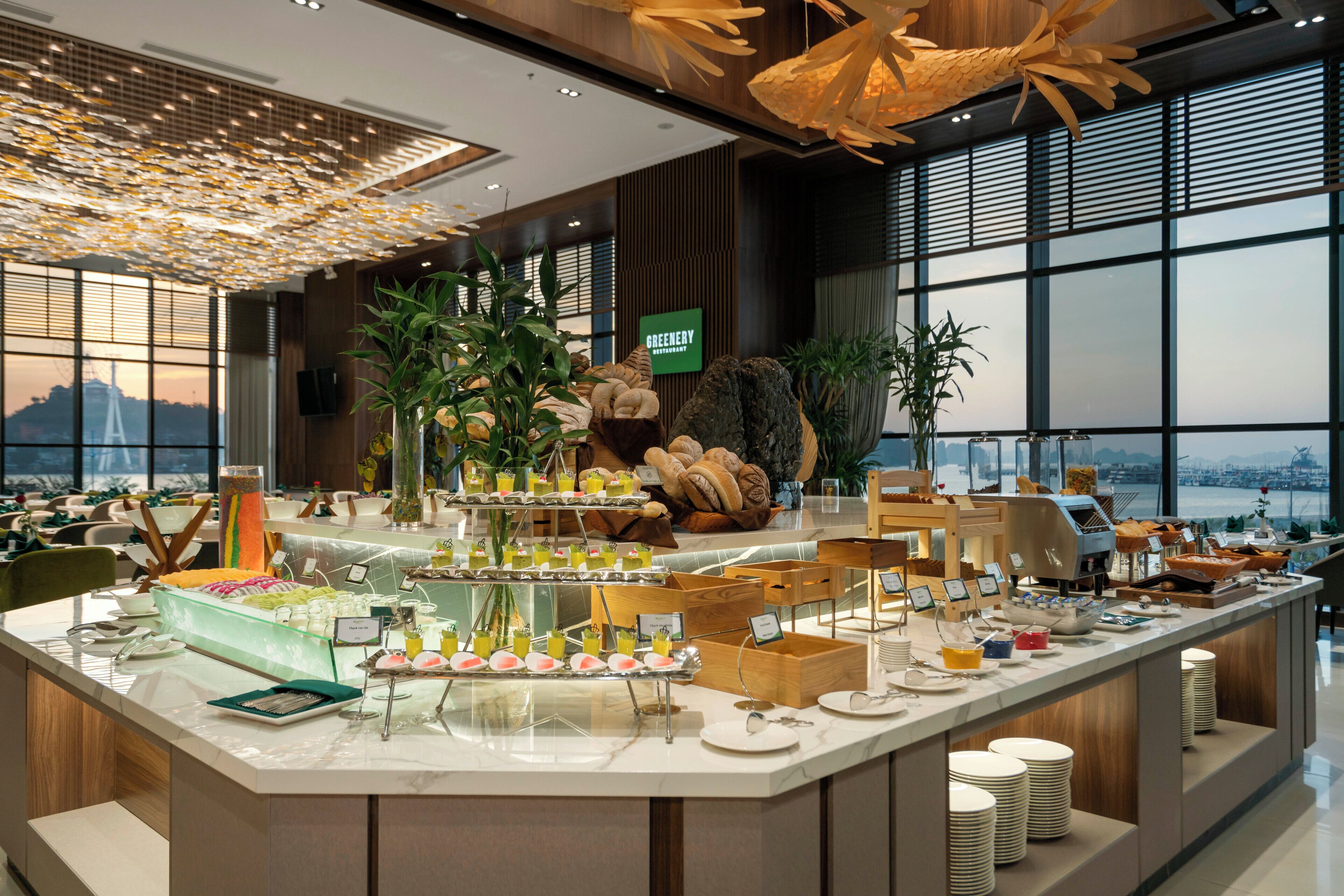 Ein Buffet mit verschiedenen Speisen und Blick auf die Stadt.