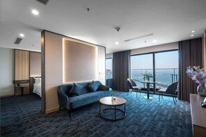 Suite – premier, 1 kingsize-seng, havutsikt | Oppholdsområde | En 42-tommers smart-TV med Parabol-TV