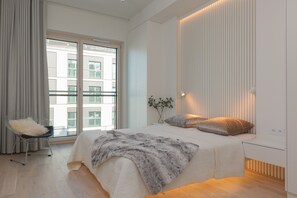 3 bedrooms, desk, laptop workspace, bed sheets - Luxury Suite by Renters Prestige (Warsaw)