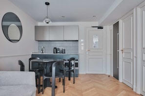 Apartamento luxo | Cozinha privada | Geladeira, fogão, cooktop, torradeira
