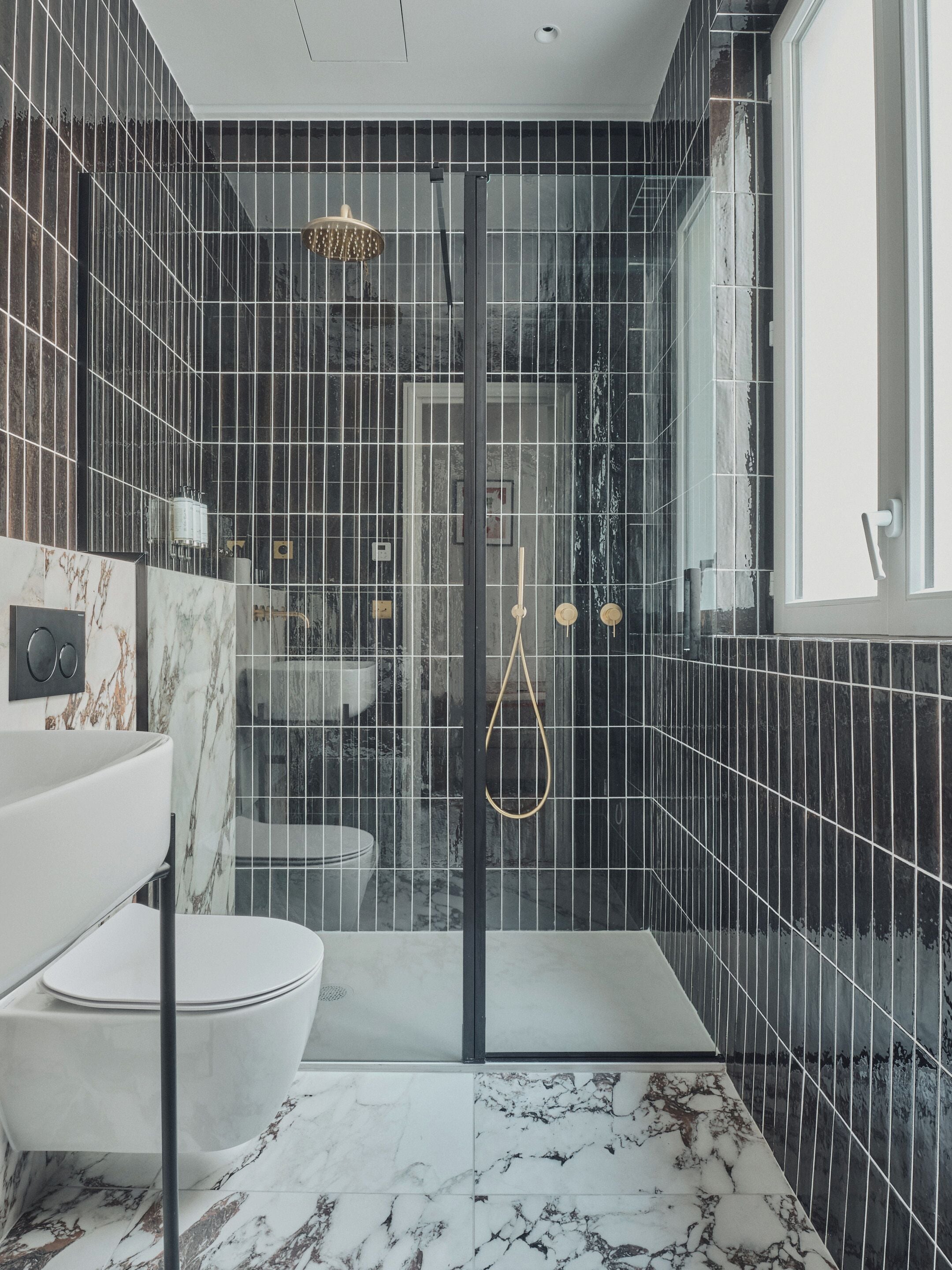 Studio Deluxe - Ambre 201 | Bathroom | Shower, hair dryer, slippers, towels