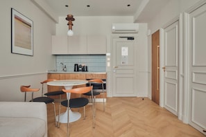 Appartamento Deluxe | Cucina privata | Frigorifero, forno, piano cottura, tostapane