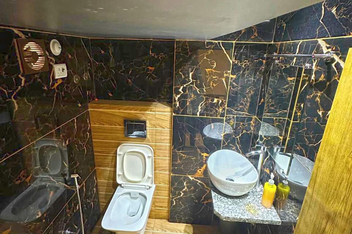 Shower, towels, soap, shampoo