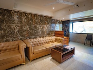 Lobby - Hotel Mourya Residency (Navi Mumbai)