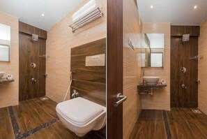 Shower, towels, soap, shampoo - Hotel Mourya Residency (Navi Mumbai)