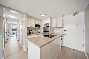 Fridge, microwave, oven, stovetop - Amazing Views Waikiki Beach 28th Floor 1 Bedroom Family and Group Condo (Honolulu)