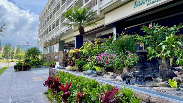 Un hotel con un cartel que dice "Island Colony 445 Seaside".