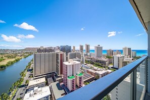 Property grounds - Amazing Views Waikiki Beach 28th Floor 1 Bedroom Family and Group Condo (Honolulu)