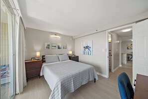 1 bedroom, desk, iron/ironing board, travel cot - Amazing Views Waikiki Beach 28th Floor 1 Bedroom Family and Group Condo (Honolulu)
