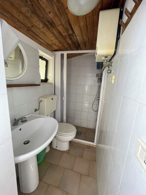 Haartrockner, Bidet, Handtücher, Seife
