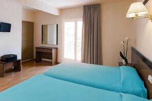 Desk, free WiFi, bed sheets - Hotel Boutique Can Colom (Lloret de Mar)
