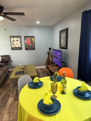 Dining - Cozy 2-bedroom apartment in delightful Las Vegas with WiFi, AC (Las Vegas)