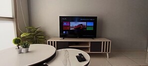 Căn hộ Deluxe, quang cảnh thành phố | Khu phòng khách | TV màn hình phẳng 