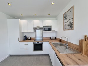 ثلاجة، ميكروويف، فرن، موقد طهي مسطح