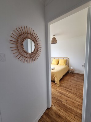 5 عدّة غرف نوم وسرير سفر وواي فاي مجانًا وملاءات أسرّة