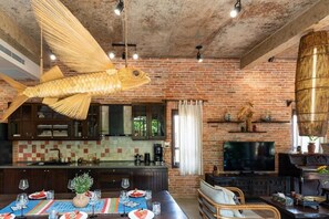 In-room dining - Fish-Lantern House An Bang beach (Da Nang)