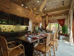 In-room dining - Fish-Lantern House An Bang beach (Da Nang)