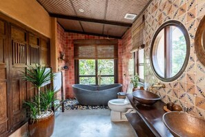 Separate bathtub and shower, free toiletries, hair dryer, towels - Fish-Lantern House An Bang beach (Da Nang)