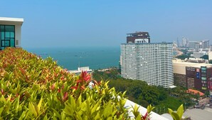 Un hôtel de grande hauteur offrant une vue sur la mer et le panorama urbain.