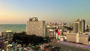 A cityscape with high-rise buildings, a marina, and a road with illuminated lines. - Sea View Pattaya Beach At The Base Central Pattaya (Pattaya)