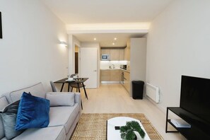 Televisión y oficina 