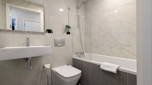 Dusche, Haartrockner, Handtücher, Shampoo