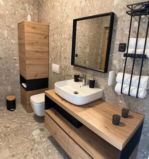 Doccia, set di cortesia gratuito, asciugacapelli, asciugamani