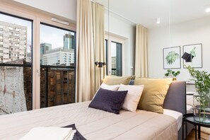 2 soverom, skrivebord, skrivebord for bærbar PC og sengetøy