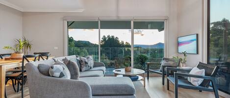 Televisor intel·ligent, llar de foc i oficines