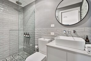 A modern bathroom with a glass-enclosed shower, a white sink, and a toilet. - Ralphie’s Villa - 2 bed 2 bath with Valley Views (Kangaroo Valley)