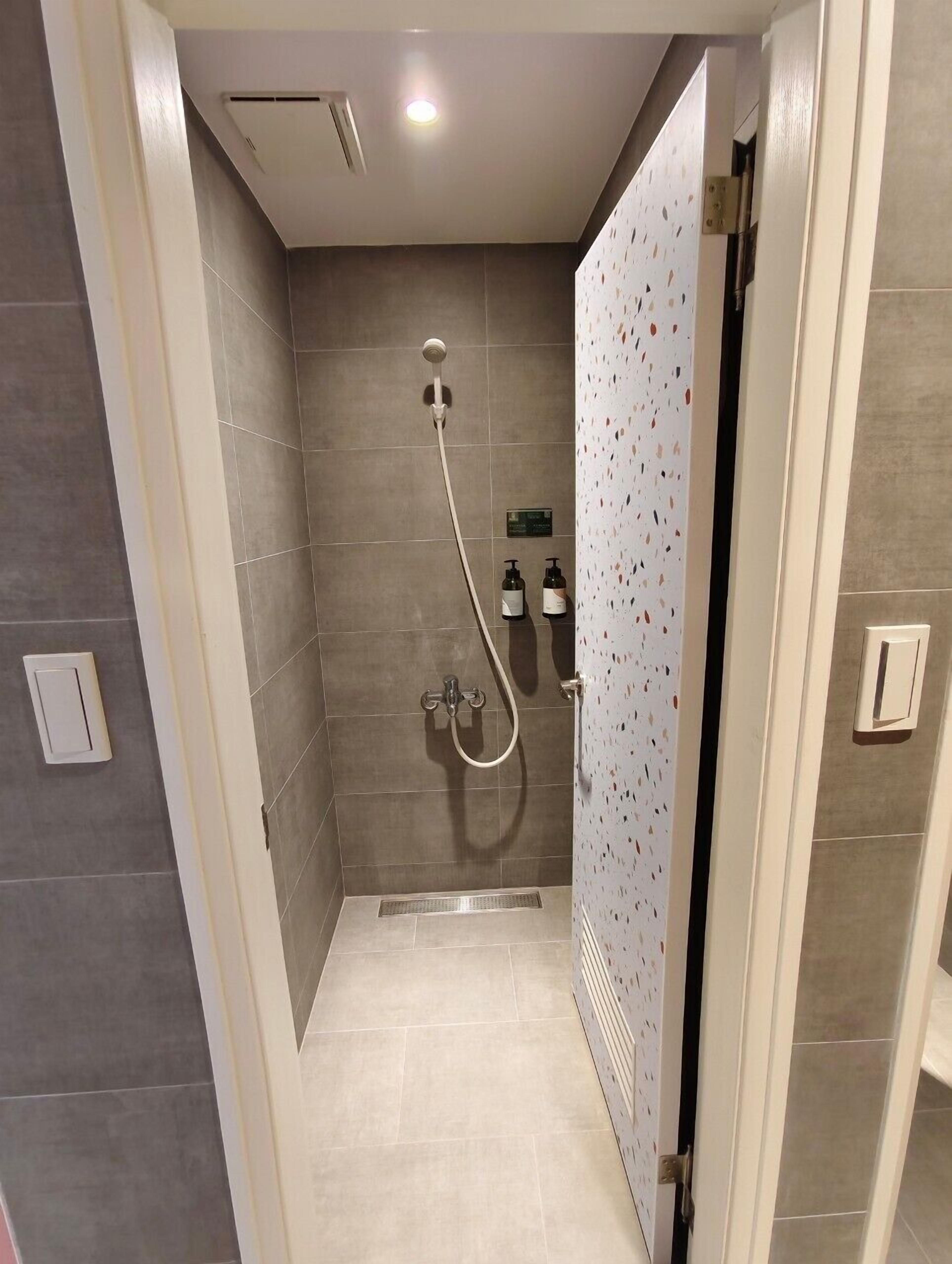 シャワー、ヘアドライヤー、シャンプー、トイレットペーパー