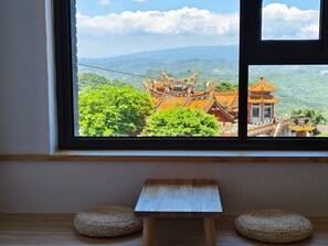 Habitación doble, vista parcial al mar | Área de sala de estar