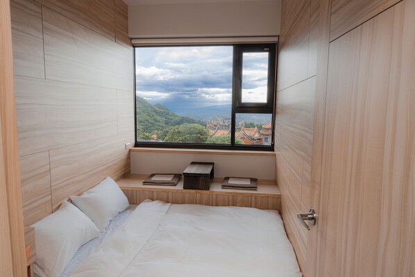 Habitación doble, vista parcial al mar | Espacio para trabajar con laptop y wifi gratis 