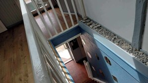 A staircase with a blue handrail and a wooden floor. - Magnifique Maison 8/10 Personnes à Rully. Piscine Privée. Terrain de Boule (Rully)