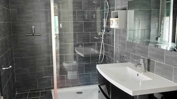 Douche, sĂšche-cheveux, serviettes fournies, papier toilette