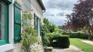 A building with green shutters and a garden with a hedge and a tree. - Magnifique Maison 8/10 Personnes à Rully. Piscine Privée. Terrain de Boule (Rully)